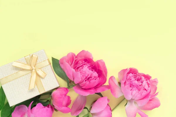 Bouquet Peonies Merah Muda Yang Indah Dengan Kotak Hadiah Dalam — Stok Foto