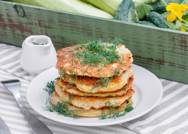 Läckra Pannkakor Från Zucchini Och Färska Grönsaker Med Gräddfil Och Stockbild