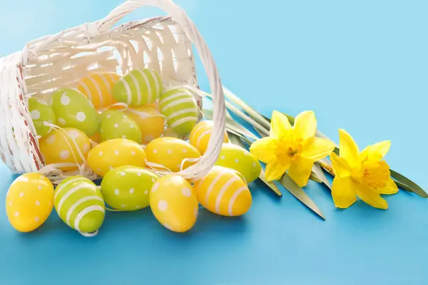 Hermosa Tarjeta Pascua Con Huevos Coloridos Narcisos Amarillos Sobre Papel Imágenes De Stock Sin Royalties Gratis