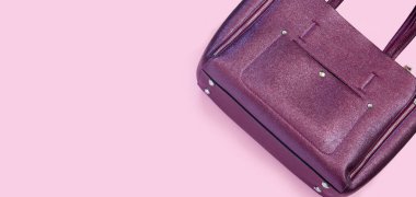 Kadının aksesuarları renkli arka planda yatıyordu. Üst görünüm mor ve pembe pastel renkler ve ürünlerin etrafında kopyalama alanı. Tasarımcı için yatay pankart.