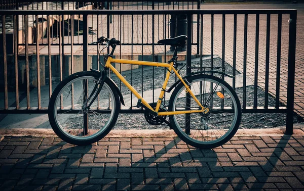 Estacionamento Bicicleta Cerca Ferro — Fotografia de Stock