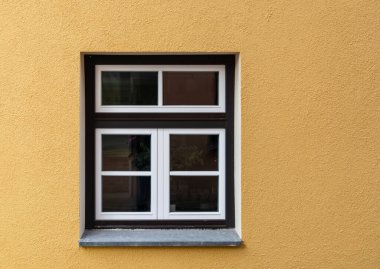 sarı ev duvarı ve bir pencere.