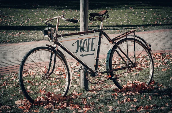 Bicicleta Vintage Com Publicidade Sinal Café — Fotografia de Stock