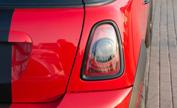 Kırmızı Bir Arabanın Arka Farlarına Yakın Çekim — Stok fotoğraf