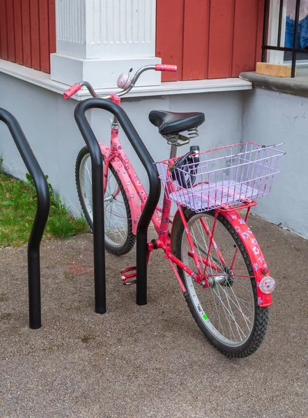 Mulheres Rosa Estacionamento Bicicleta Casa — Fotografia de Stock