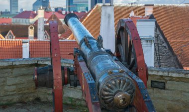 Tallinn 'in eski şehri Estonya' da büyük bir ordu topu.