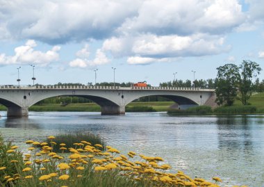 Letonya, Jelgava 'da Lielupe Nehri üzerindeki köprü.