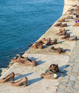 Öldürülen Yahudiler için bir anıt, Budapeşte .