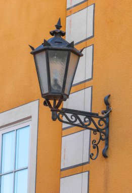 Duvarda eski tarz fener .