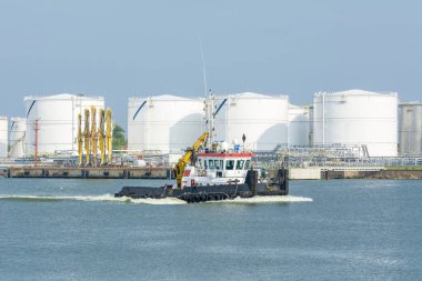 İskelede yuvarlak metal kaplar.