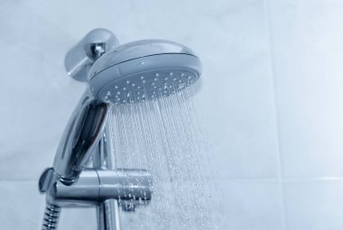 Duş başlığına serpinti suyu serpiştirilmiş..