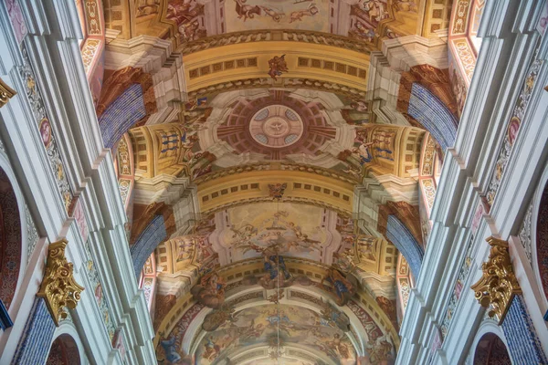 Διακοσμημένη Οροφή Της Παναγίας Βασίλισσα Της Πολωνίας Ιερό Του Αγίου — Φωτογραφία Αρχείου