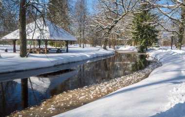 Güneşli kış gününde küçük bir nehir..
