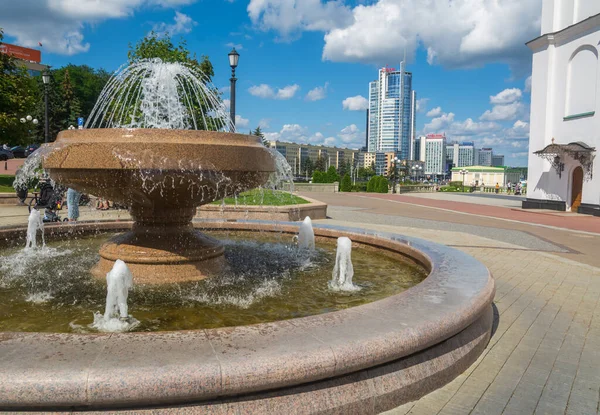 白俄罗斯明斯克的城市喷泉 图库图片