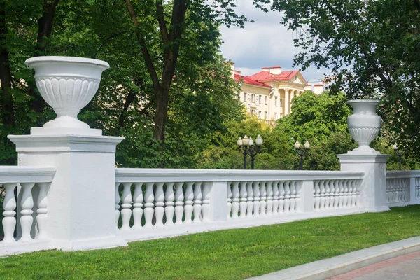 Weiße Klassische Balustrade Mit Vasen Park Stockbild