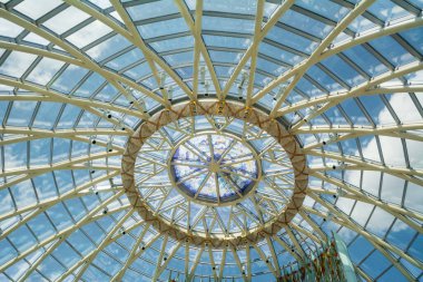 Minsk Savaş Müzesi 'nin modern cam tavanı.