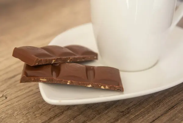 Tasse Kaffee Und Schokoladenstücke Auf Dem Tisch Stockfoto