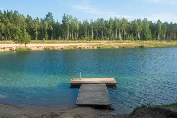 ザイリー カルニ ブルーヒルズ のドゥブカルヌ貯水池の青い水 ラトビアのオグレ市の自然公園 ロイヤリティフリーのストック写真