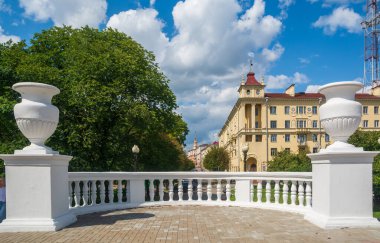 Parkta vazolar olan beyaz klasik balustrade..