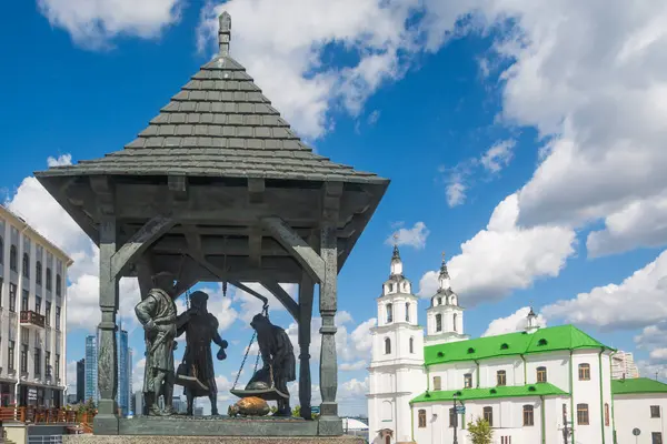 Skulptur Och Heliga Andens Katedral Vid Frihetstorget Minsk Vitryssland Royaltyfria Stockbilder