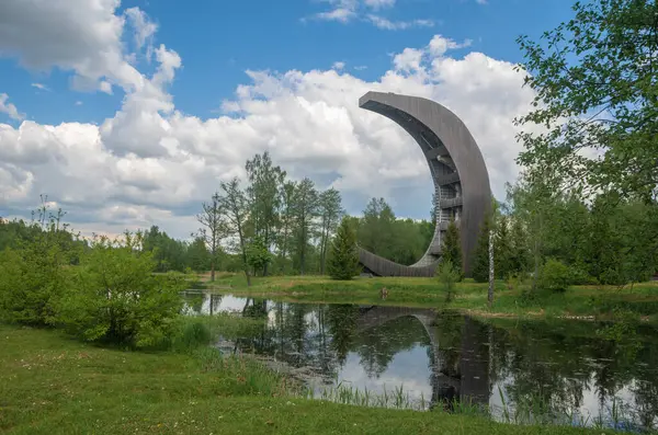 Stock image Moon-shaped observation tower in the Kirkilai lakes park, Lithuania.