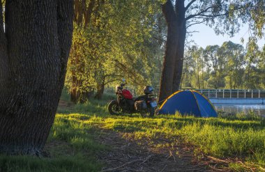 Mavi çadır ve motosikletle kamp yapmak..
