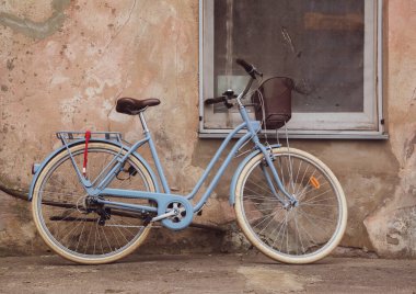 Kadının bisikleti eski duvarın oraya park edilmiş..