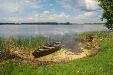 Gölün kıyısındaki eski ahşap tekne..