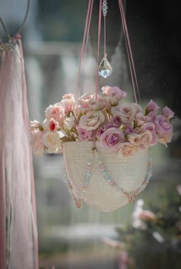 Pastel yapay pembe Gül düğün gelin buketi çiçek tencerede.
