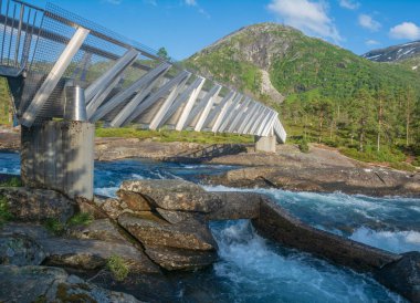 Norveç, Avrupa 'da Gaularfjellet' in manzaralı rotasında Saeta nehrinde Şelale Likholefossen .