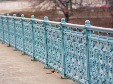 Budapeşte 'de bir şehir caddesinde sahte boyanmış metal çitler..