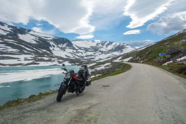 Yazın güzel Norveç yolunda motosiklet.