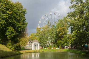 Dönme dolap gençlik parkı. Kaliningrad, Rusya 'daki Gençlik Parkı' nın dönme dolabı ve manzarası..