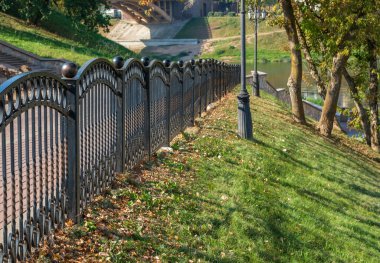 Demir parmaklıklardan yapılmış siyah dekoratif metal çit. .