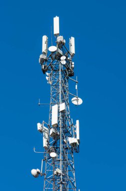Mavi gökyüzü arka planında telekomünikasyon kulesi.