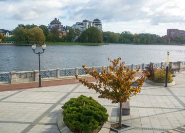 Kalininingrad 'ın merkezinde, göletin üst tarafında. .