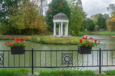 Kaliningrad, Rusya 'daki Yunost parkında beyaz sütunlar.