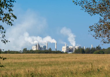 hava kirliliğinin duman boruları ve fabrika .