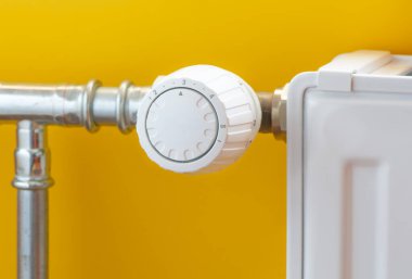 Radyatör termostatına yakın çekim .