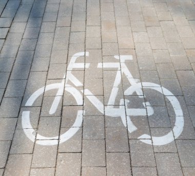 Yolda çizilmiş bisiklet yolu sembolü .