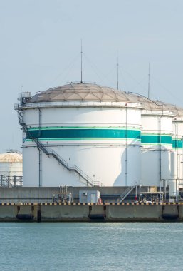 İskelede yuvarlak metal kaplar.