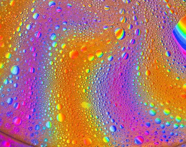 Suyun üzerinde yüzen yağdan yapılan çok renkli psikedelik arkaplan .