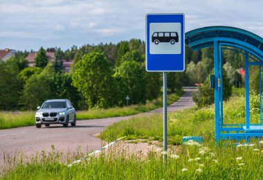 Mavi otobüs durağı tabelası .