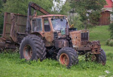 Paslı eski bir çiftlik traktörü. .