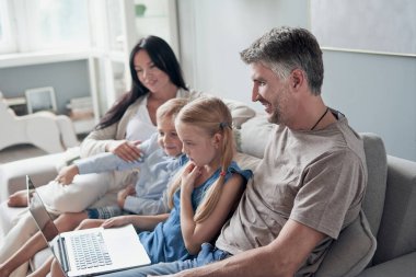 Annemin portresi, evdeki mutlu ailesinin arka planında.