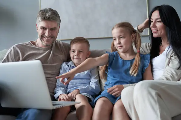 Genitori Loro Bambini Piccoli Utilizzando Computer Portatile Casa Insieme — Foto Stock