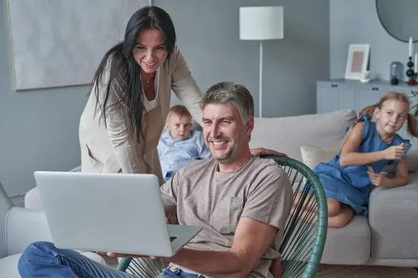 Close Happy Parents Using Laptop Sitting Couch Home Smiling Mother — Stock Photo, Image