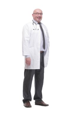 Tam gelişim. Beyaz önlüklü başarılı olgun bir doktor. Beyaz arka planda izole edilmiş.