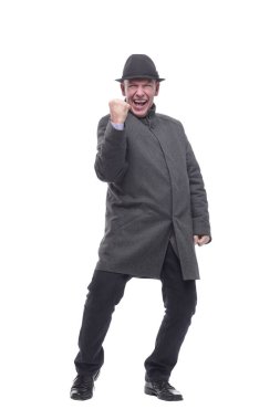 Şapkalı ve sonbahar montlu duygusal adam. beyaz arkaplanda izole edilmiş.