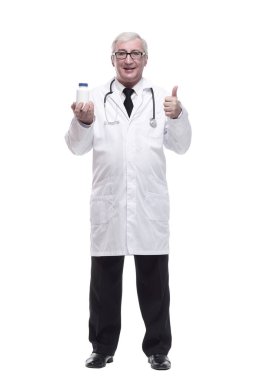 Tam gelişim. Elinde dezenfektanla uzman bir doktor. Beyaz bir arka planda izole edilmiş. Gözlük.
